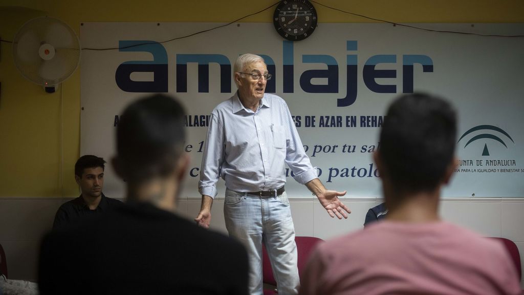 Antonio Villatorre, ludópata rehabilitado y terapeuta en Amalajer, durante una sesión en grupo de adictos al juego.